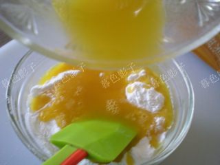 2、果汁冰皮月饼,倒进冰皮预拌粉里边，用刮刀搅拌。小心果汁碗加热了烫手。