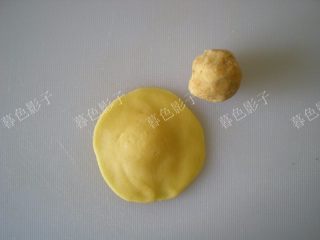 5、果汁冰皮月饼,面皮25克，豆沙25克。豆沙是事先自己做好的，馅料不可以太干和太软了，要掌握好用手捏成团不松撒。我用擀面棍压的面皮，四周比较薄。也可以用手按