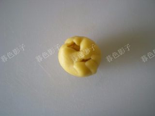 6、果汁冰皮月饼,把面皮盖在豆沙上，然后翻过来捏好。