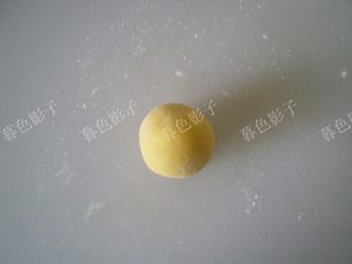 7、果汁冰皮月饼,包好的月饼，双手合十在手中多滚几下，面皮会很均匀的