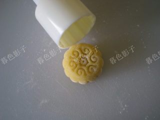 8、果汁冰皮月饼,倒扣出来的月饼，很漂亮的！