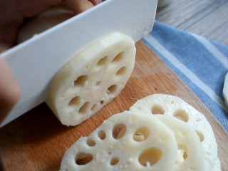 2、麻辣香锅,莲藕洗净去皮，切成片