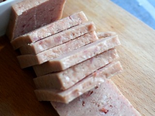 4、麻辣香锅,将午餐肉切成片