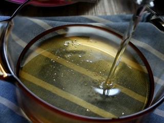 6、麻辣香锅,锅中多倒些食用油