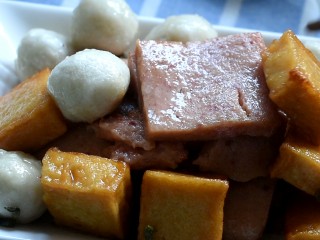 8、麻辣香锅,炸好后装盘里备用