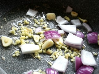 9、麻辣香锅,留底油，放入姜末、蒜片爆香，再倒入洋葱翻炒