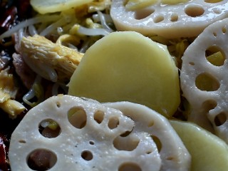 13、麻辣香锅,倒入炸制好的蔬菜