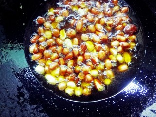 1、坚果牛肉香辣酱,花生米用水泡三小时后，沥干，放入锅中，倒油酥香脆。