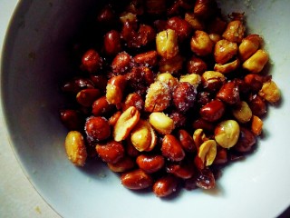 2、坚果牛肉香辣酱,酥好的花生米，放少许盐和白糖拌匀。