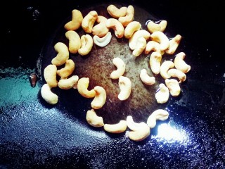 3、坚果牛肉香辣酱,腰果用油酥香。