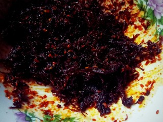 4、坚果牛肉香辣酱,准备灯影牛肉丝。