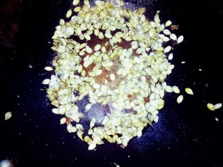 5、坚果牛肉香辣酱,南瓜子仁酥香。