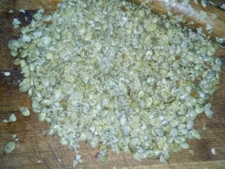 7、坚果牛肉香辣酱,用擀面杖把南瓜子仁压碎。
