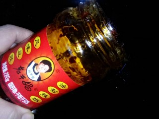 9、坚果牛肉香辣酱,油锅内放入老干妈小火炒香。