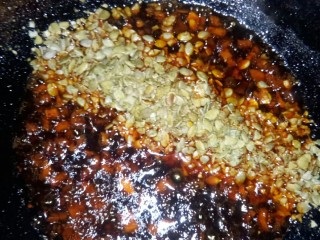 11、坚果牛肉香辣酱,放入南瓜子仁小火炒香。