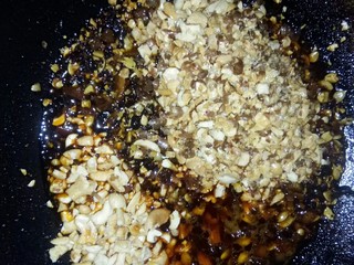 12、坚果牛肉香辣酱,放入花生和腰果炒香。