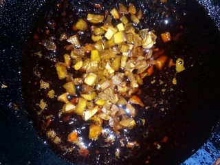 10、坚果牛肉香辣酱,放入杏鲍菇粒小火炒香。