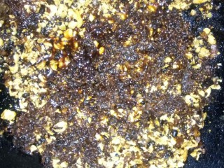 13、坚果牛肉香辣酱,加灯影牛肉丝炒匀后起锅。