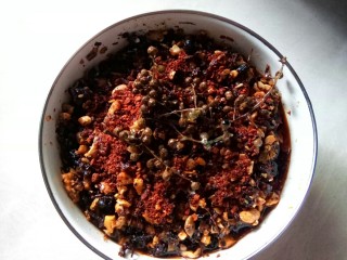 15、坚果牛肉香辣酱,放海椒面和花椒在面上。