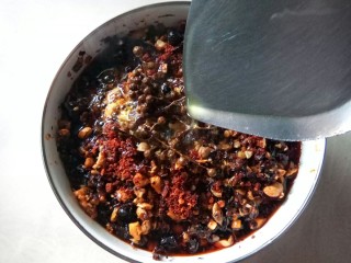 16、坚果牛肉香辣酱,淋上热油。