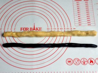 8、豆沙一口酥,分别搓成同样长的条。