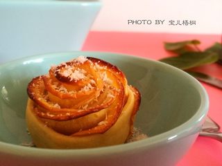 11、苹果玫瑰卷,拿出来后。撒上糖粉或者椰蓉！