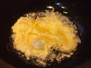 1、#农品堂亚麻籽油试吃#芝士樱花饭团,，油热加入葱花炒香加入鸡蛋摊成蛋饼打散盛出备用