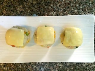 2、#农品堂亚麻籽油试吃#芝士樱花饭团,芝士片一分为四放在饭团上