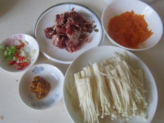 1、酸汤肥牛,准备好原料；