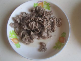 3、酸汤肥牛,变色后将肥牛捞出来备用；