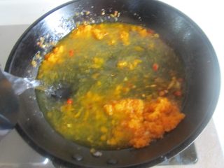 6、酸汤肥牛,再加入适量的水炖煮一下；