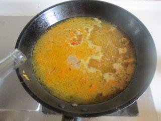 8、酸汤肥牛,加入适量的白醋；