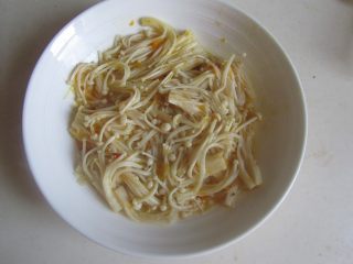 10、酸汤肥牛,将煮好的金针菇垫入碗的底部；