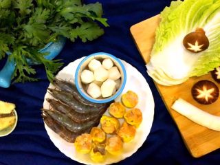 1、三鲜锅,食材配齐