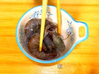 5、三鲜锅,料酒腌制5分钟