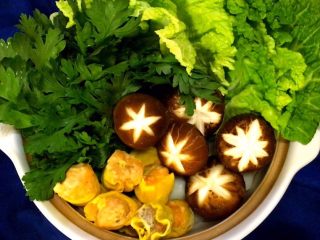 6、三鲜锅,配菜整齐的摆放在砂锅里