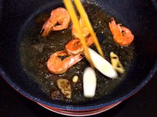 8、三鲜锅,放入三鲜火锅底料炒出香味 再放入葱白煸香