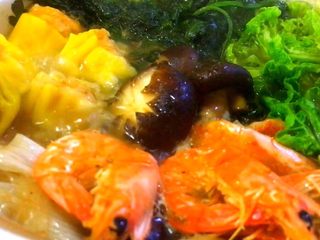 11、三鲜锅,放在炉具上中小火烧着 留了一部分烫菜 边吃边涮