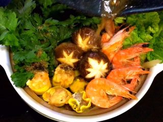 10、三鲜锅,烧开的三鲜锅汤汁倒入 煎好的虾同时放入