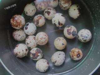 2、秘制鹌鹑蛋红烧肉,取一锅，放半小锅凉水没过鹌鹑蛋，水里放少量盐，开火煮蛋