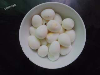 3、秘制鹌鹑蛋红烧肉,水烧开转小火，大约有3到4分钟就可以关火，迅速取出放入凉水中（热胀冷缩的道理，这样蛋皮很容易剥下来）