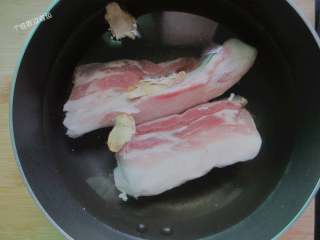 4、秘制鹌鹑蛋红烧肉, 锅中放入料酒、姜片，下入五花肉焯水