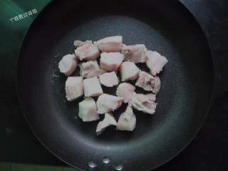 5、秘制鹌鹑蛋红烧肉,炒锅烧热，加入焯过水的五花肉，小火煎