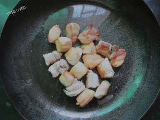 6、秘制鹌鹑蛋红烧肉,小火煎炒出油