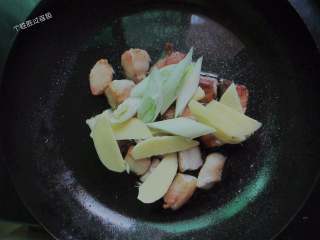 7、秘制鹌鹑蛋红烧肉,煎炒五花肉变色出油后，加入葱段，姜片煸炒出香味