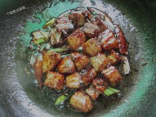 8、秘制鹌鹑蛋红烧肉,倒入1勺老抽、1勺生抽、1勺耗油翻炒上色