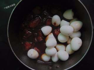 11、秘制鹌鹑蛋红烧肉,倒入鹌鹑蛋。烧至水约干入味,加点胡椒粉提味