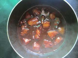 10、秘制鹌鹑蛋红烧肉,慢炖30分钟左右，汤汁浓稠