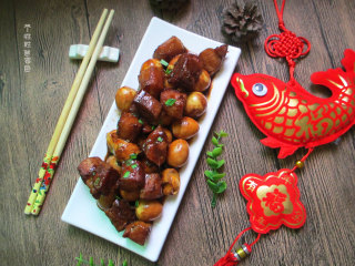 12、秘制鹌鹑蛋红烧肉,汤汁收尽，裹在肉上、鹌鹑蛋上即可，关火，出锅