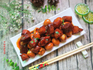 13、秘制鹌鹑蛋红烧肉,鹌鹑蛋吸收了汤汁，五花肉香甜松软,肥而不腻,